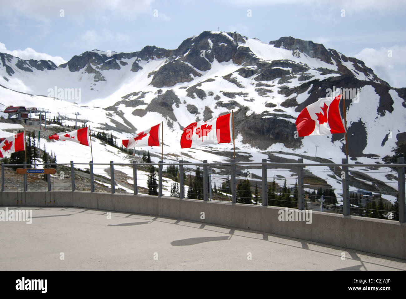 Kanadische Flaggen an der Spitze der Blackcomb Mountain, Whistler, Kanada Stockfoto
