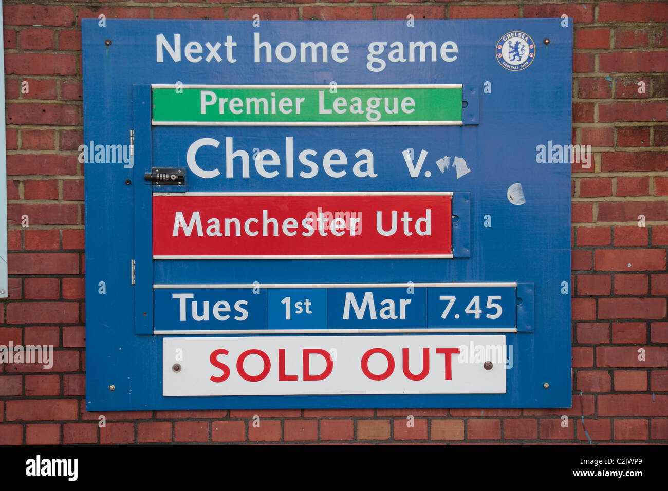 Verschachteln Sie Heim Spiele melden am Eingang zum Stamford Bridge Stadion, Heimat des Chelsea Football Club, West London, England. Stockfoto