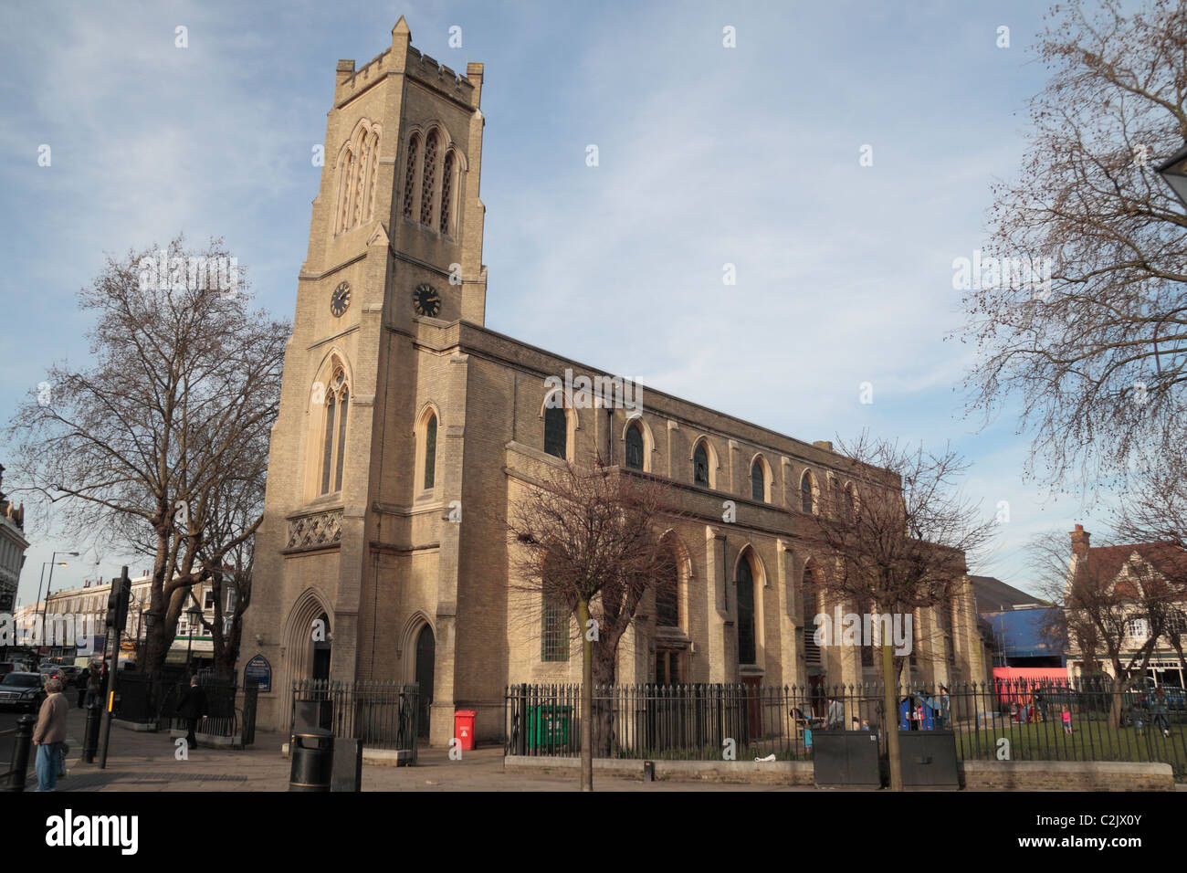 Die Anglikanische St. Johns Fulham Kirche (erbaut 1828) direkt an der Fulham Broadway, West-London, UK. Stockfoto
