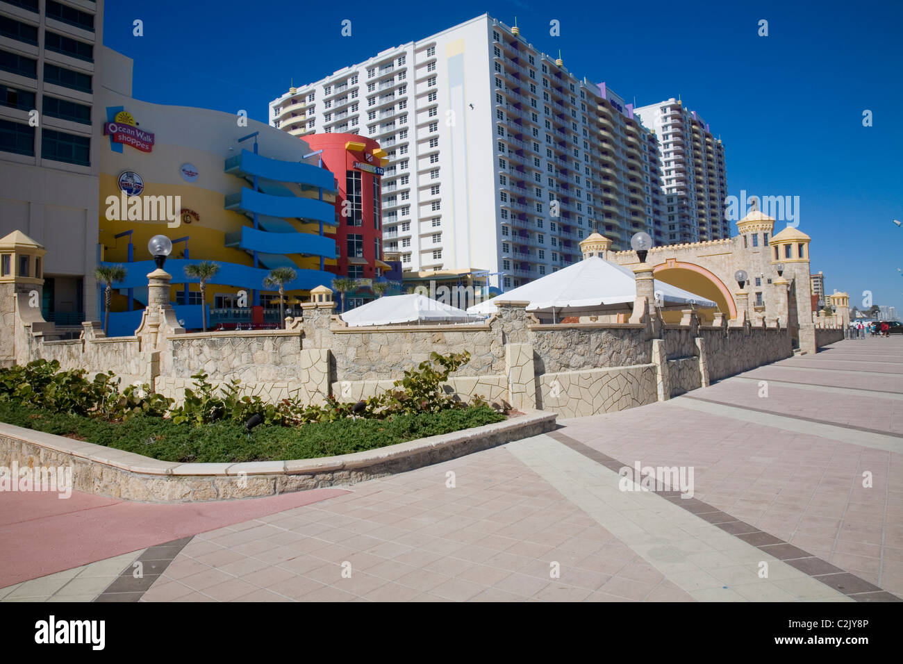Besucher schlendern die gepflegte Strandpromenade in Daytona Beach, FL Stockfoto