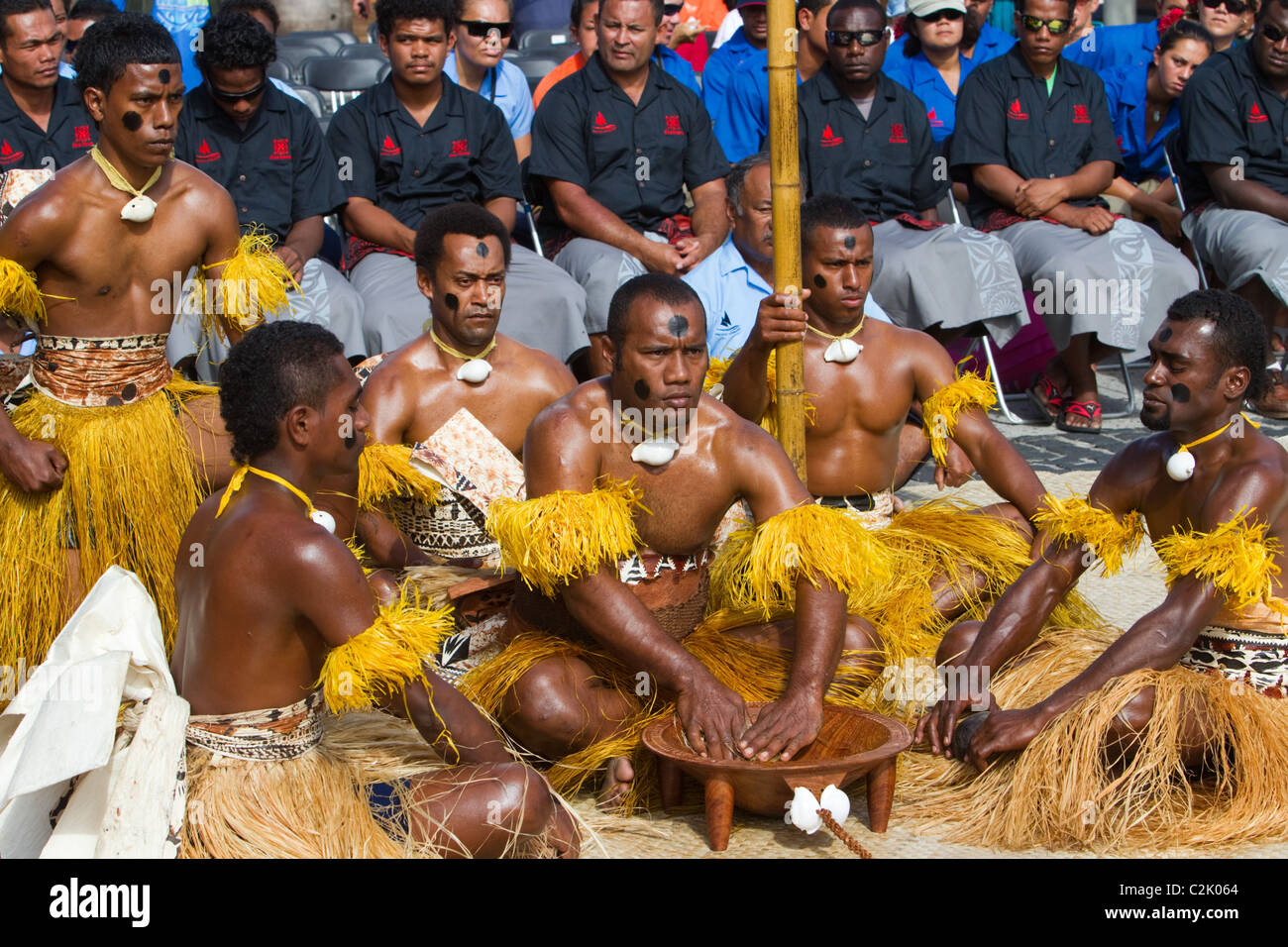 Fidschi in traditioneller Kleidung führen eine Kava-Zeremonie Stockfoto