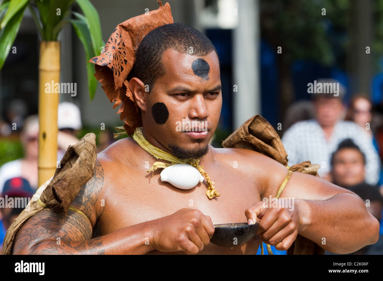 Fidschi in traditioneller Kleidung führen eine Kava-Zeremonie Stockfoto