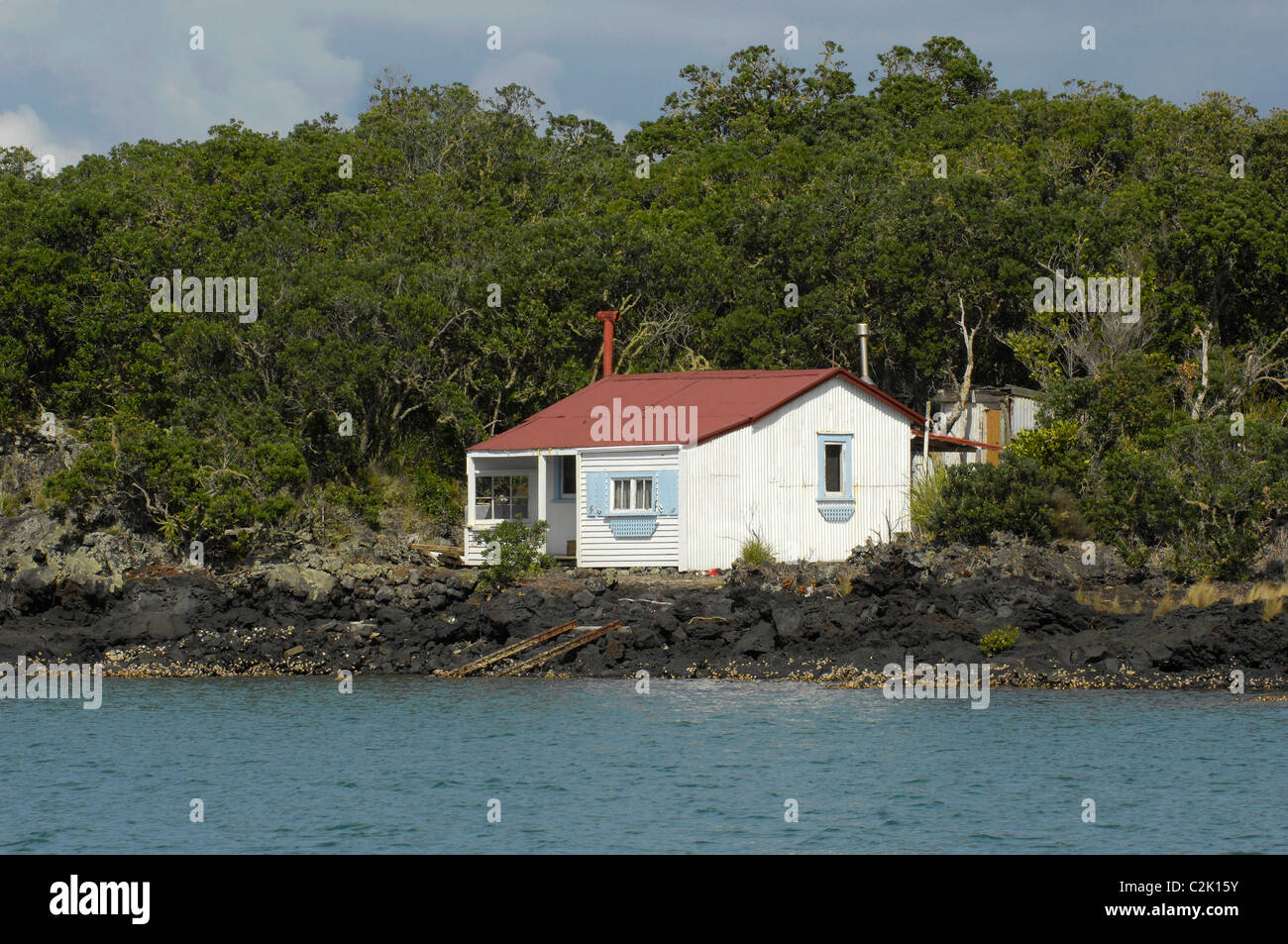 Weisses Ferienhaus Neuseeland Urlaub Batch Auf Rangitoto Island Hauraki Golf Auckland Neuseeland Stockfotografie Alamy