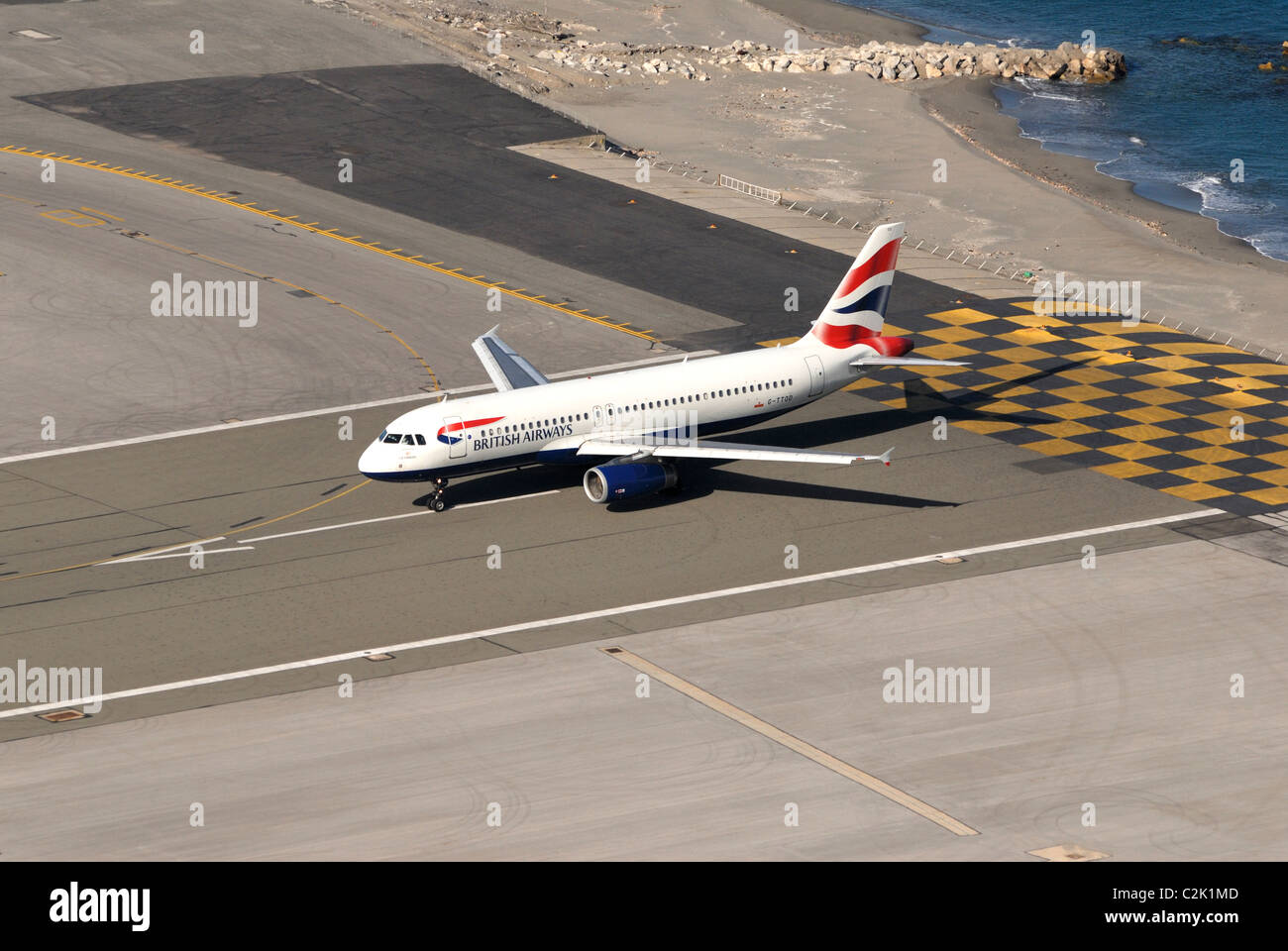 British Airways twin zweistrahligen Jet wartet am Ende des Gibraltars Startbahn abheben Stockfoto