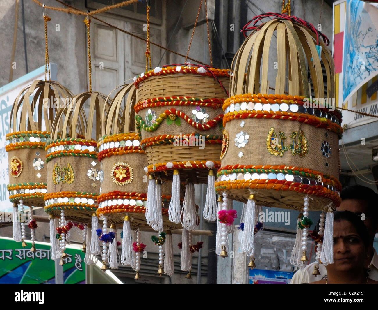Aufheller gehängt, für den Verkauf am Straßenrand vor Diwali-fest in Indien Stockfoto