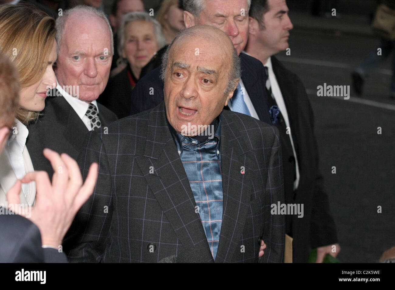 Harrods Besitzer, Mohamed Al Fayed verlässt der High Court, nachdem er die Recherche in den Tod seines Sohnes Dodi Beweise gegeben und Stockfoto