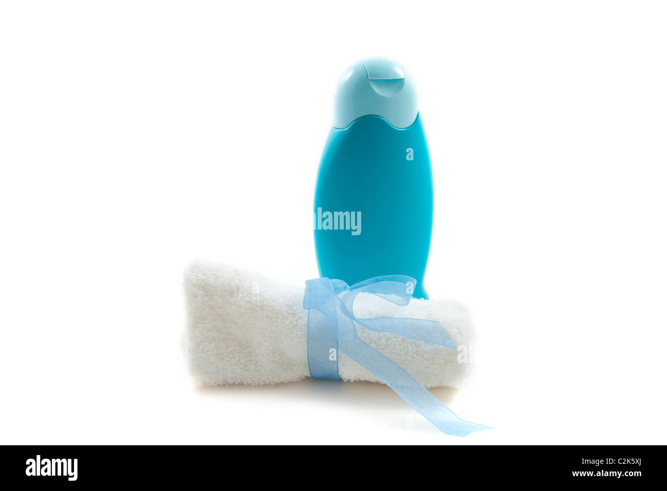 Blaue Seife mit Handtuch über weißen isoliert Stockfoto