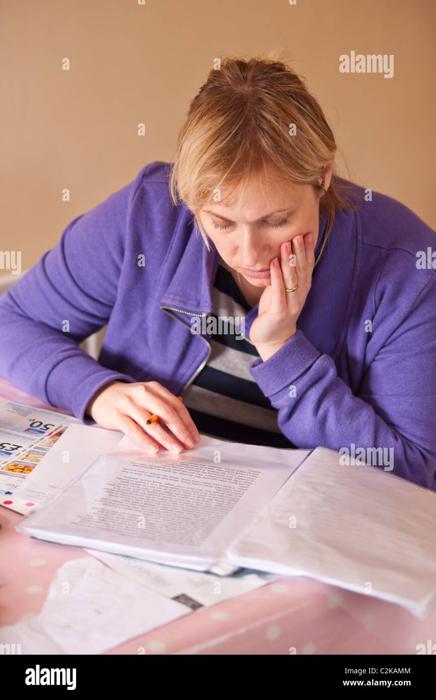 Ein MODEL Release Bild einer Frau in ihren Dreißigern Studium zu Hause Stockfoto