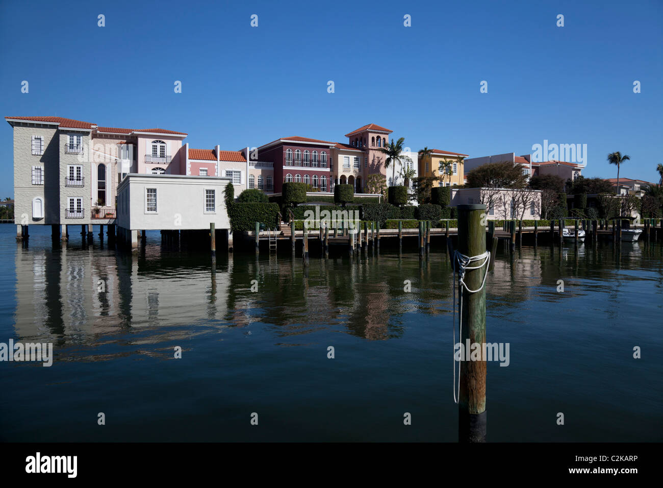 Am Wasser Eigenschaften im Venetian Bay, Naples, Florida, USA Stockfoto