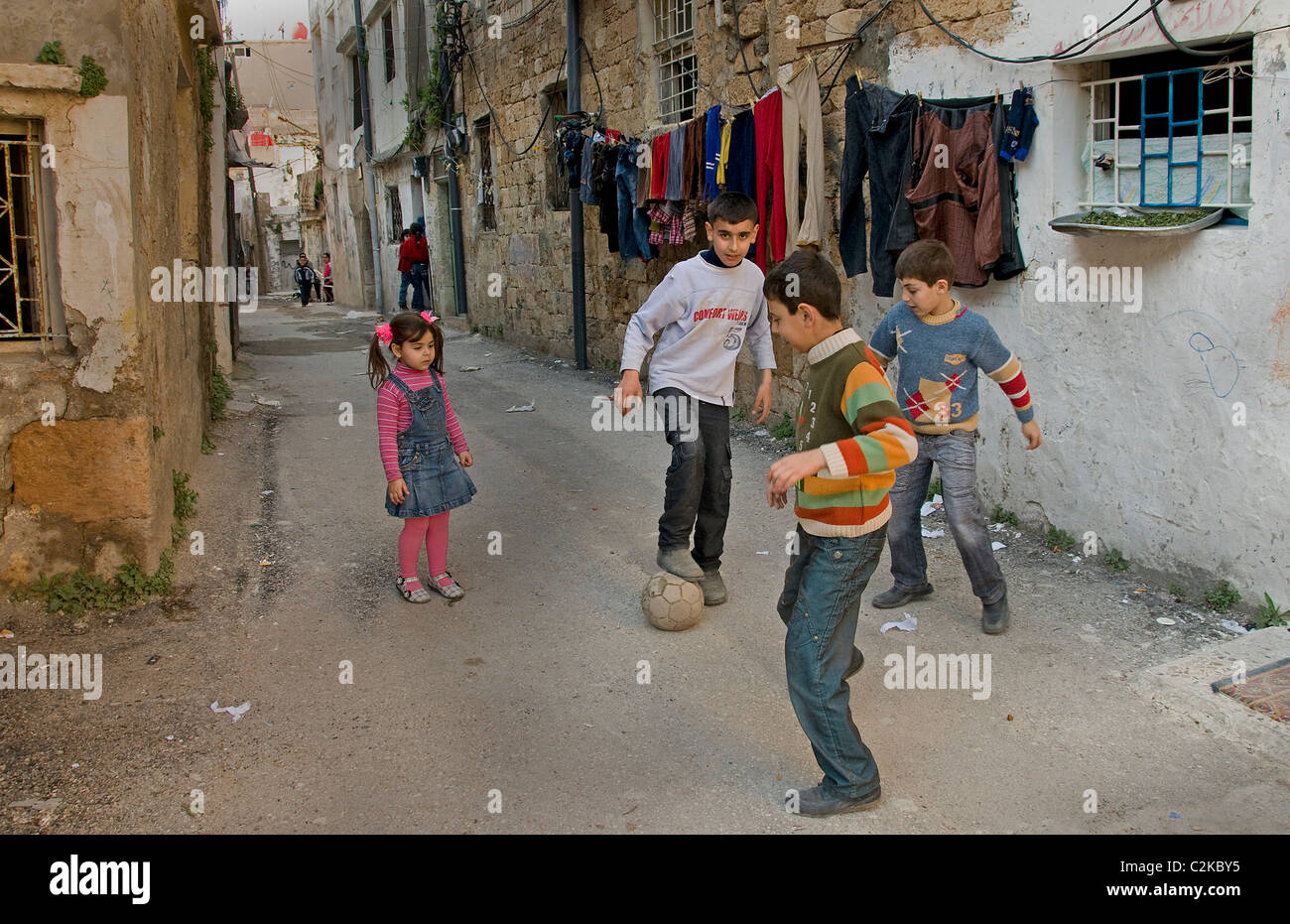 Tartous Syrien Tartus Stadt arabischen Arabisch arabische jungen Jungs Fußball spielen Fußball Stockfoto