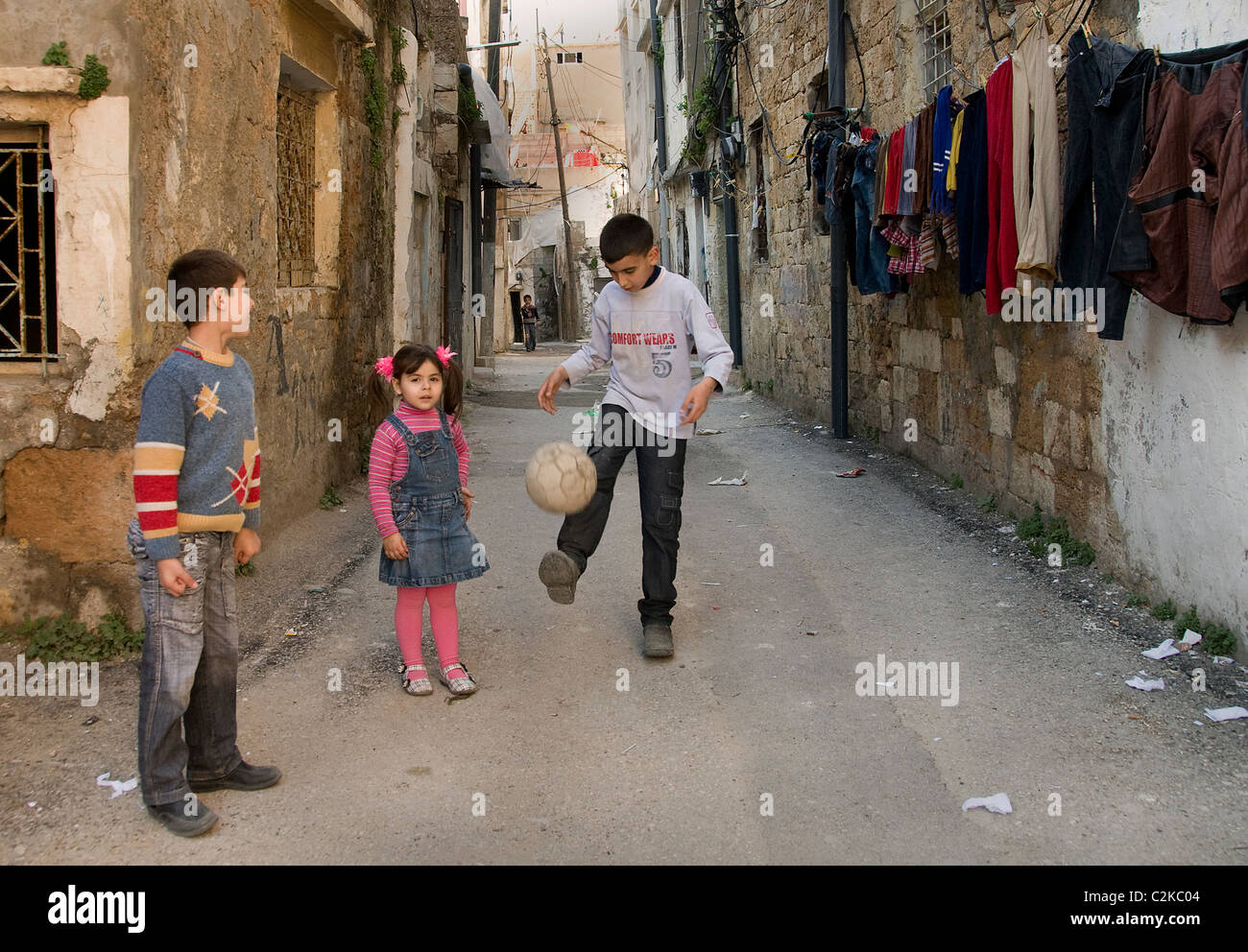 Tartous Syrien Tartus Stadt arabischen Arabisch arabische jungen Jungs Fußball spielen Fußball Stockfoto