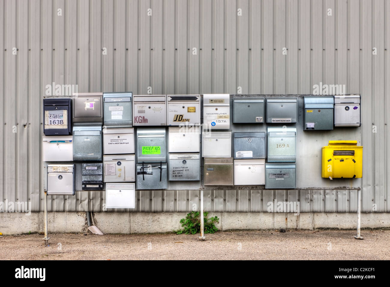 Gruppe von Briefkästen Stockfoto