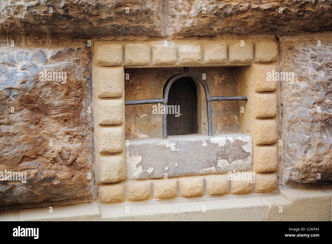 Eine Miniatur-Tür In einer Steinmauer Stockfoto