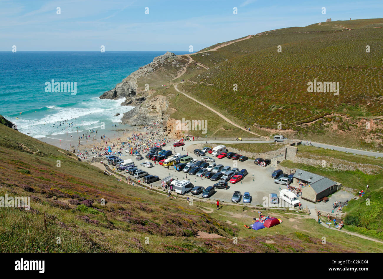 Kapelle Porth Parkplatz und Strand in Cornwall UK in der Nähe von Flut. Stockfoto