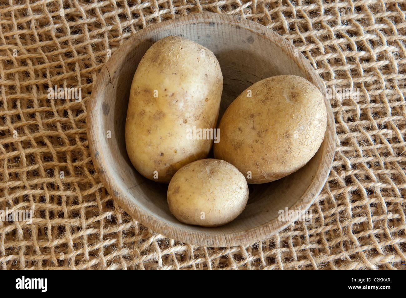 Bis zum Datum Kartoffel (Solanum Tuberosum aktuell). Kartoffeln in einer Holzschale. Stockfoto