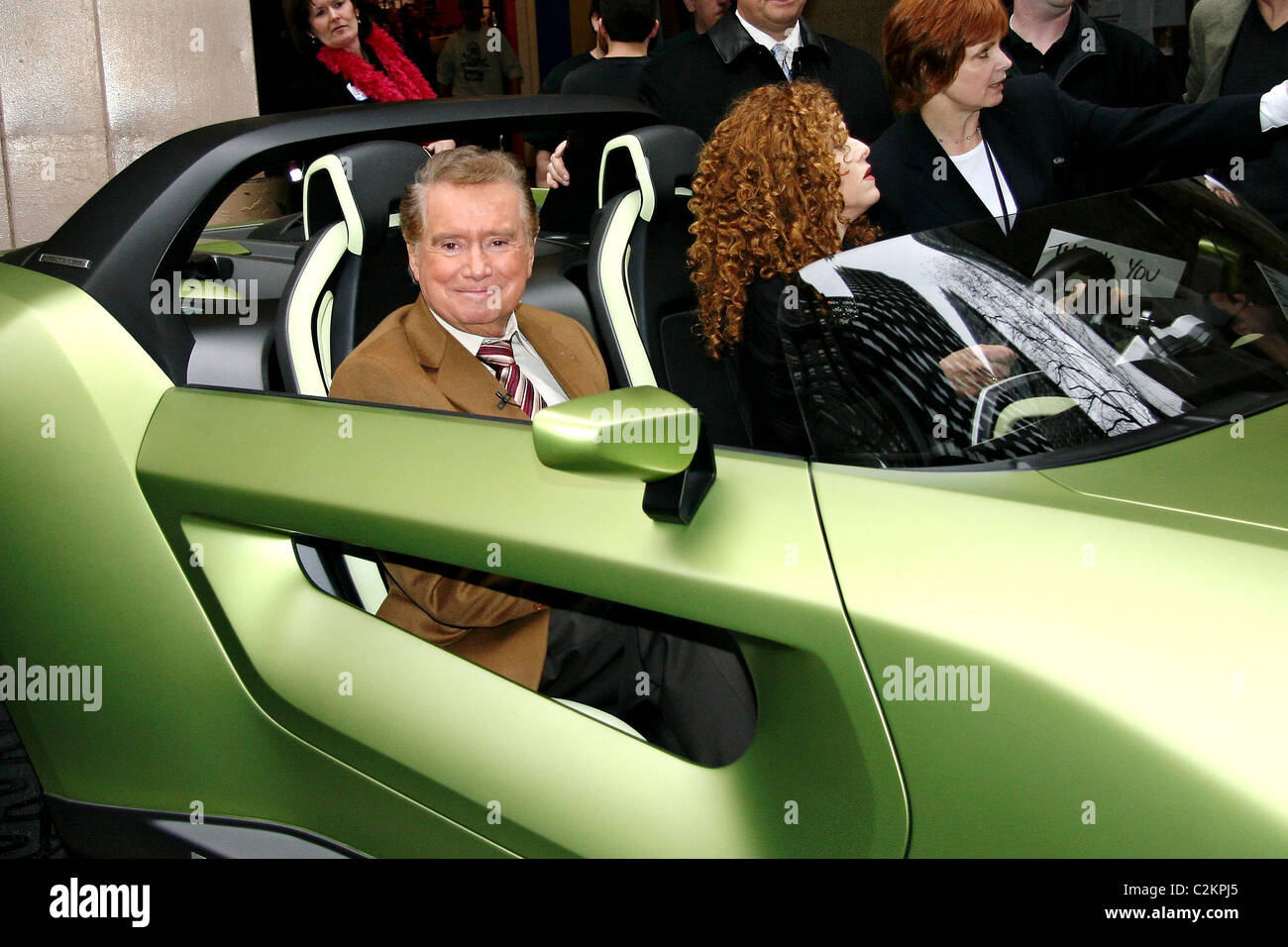 Regis Philbin und Gast Co-Gastgeber Bernadette Peters Filmen ein Segment für ABCs "Live with Regis and Kelly" New York City, USA - Stockfoto