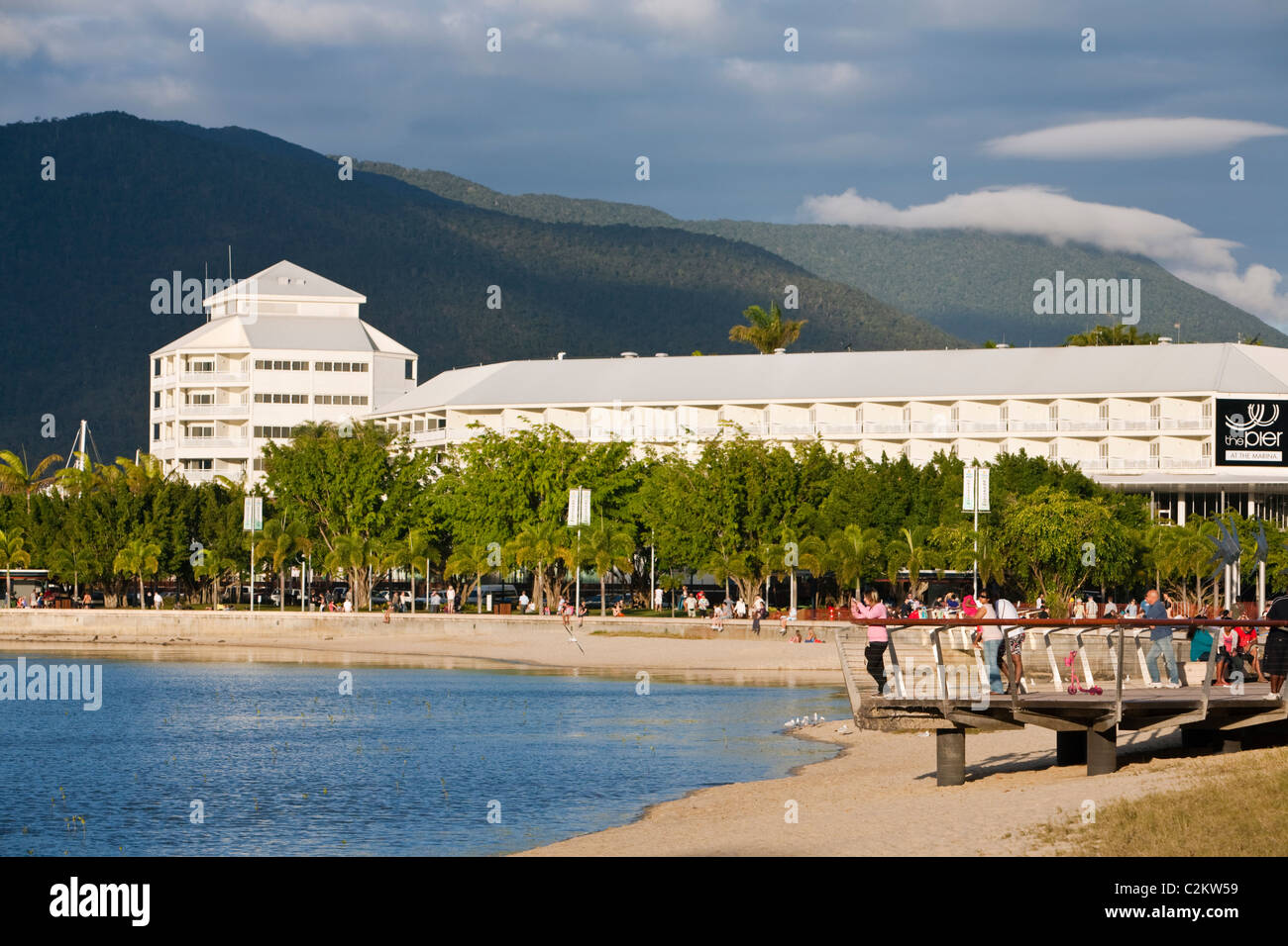 Blick entlang der Esplanade mit The Pier am Hafen im Hintergrund. Cairns, Queensland, Australien Stockfoto