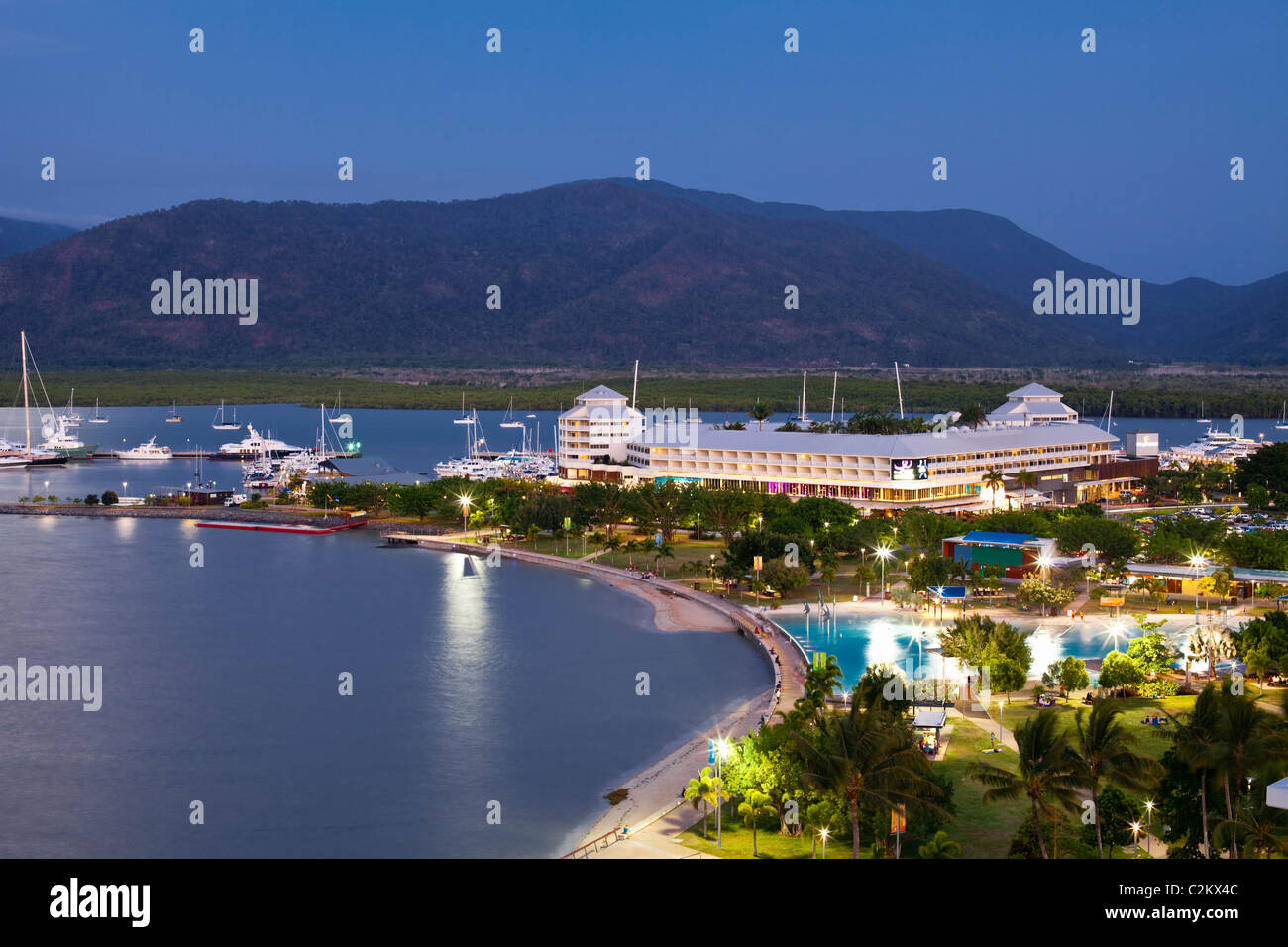 Cairns Esplanade und Marina in der Abenddämmerung. Cairns, Queensland, Australien Stockfoto