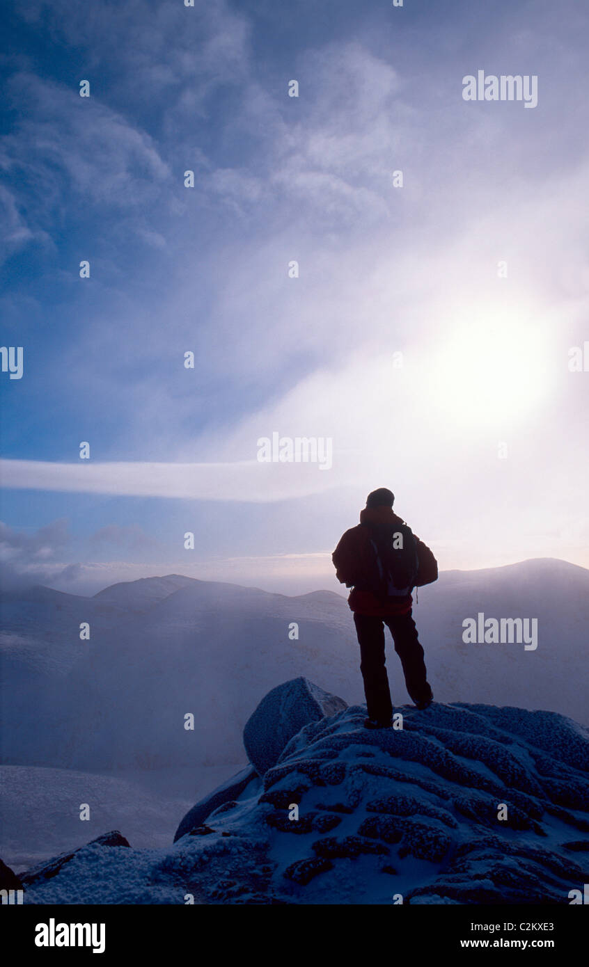Winter-Wanderer auf dem Gipfel des Slieve Bearnagh, Mourne Mountains, County Down, Nordirland. Stockfoto