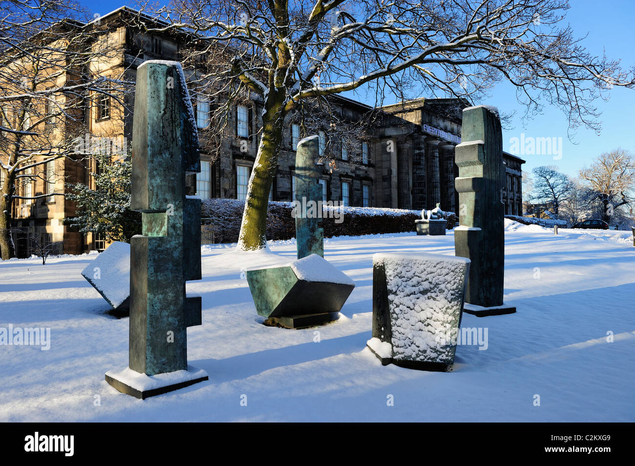 Skulpturen vor der Scottish National Gallery of Modern Art One im Schnee, Edinburgh, Schottland, Großbritannien Stockfoto