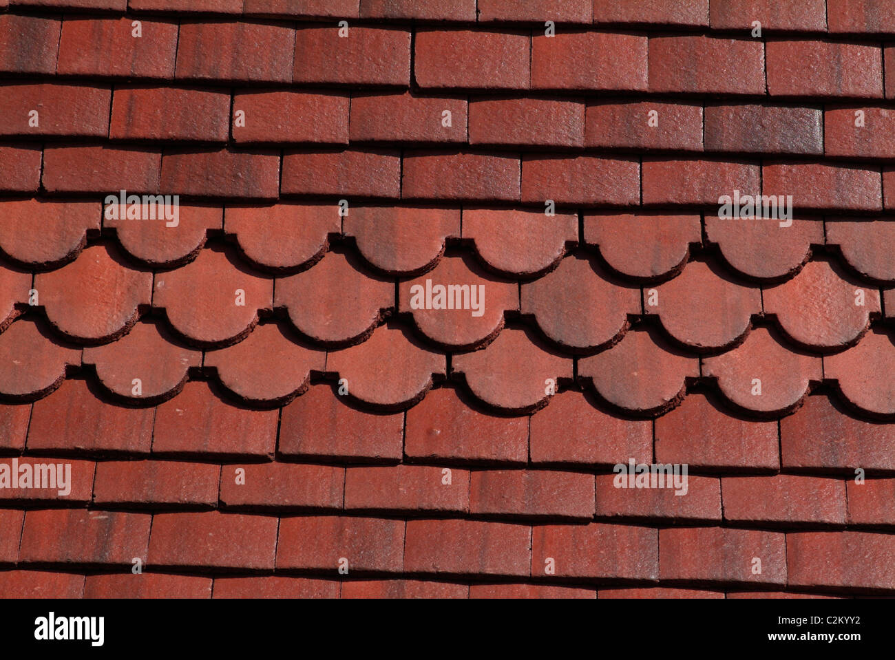 Hintergründe - gerade und gewellten roten Tondachziegel Stockfoto