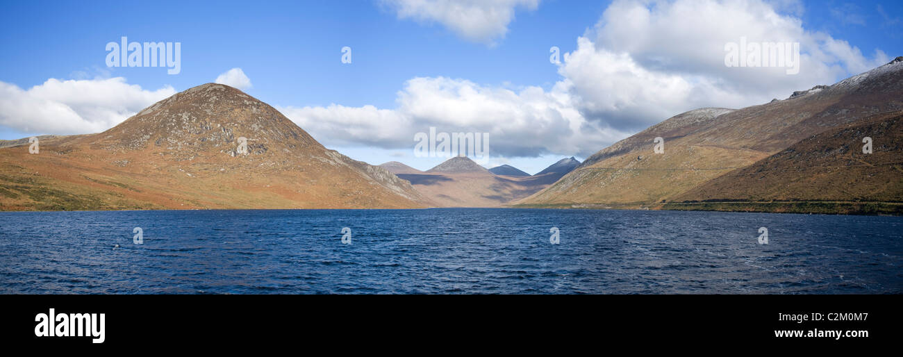 Blick nach Norden entlang der Silent Valley Reservoir, Mourne Mountains, County Down, Nordirland. Stockfoto