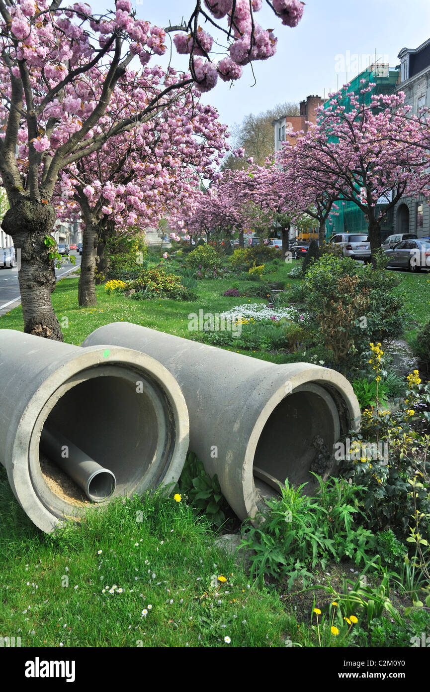 Konkrete Abflussrohre in breiten Mittelstreifen / zentrale Reservierung, die in eine Garteneigenschaft in der Stadt, Gent, Belgien gemacht wurde Stockfoto