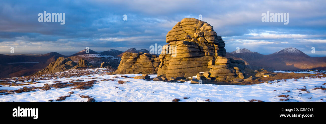 Winter Granit Aufgabenbereiche auf Slieve Binnian, Mourne Mountains, County Down, Nordirland. Stockfoto