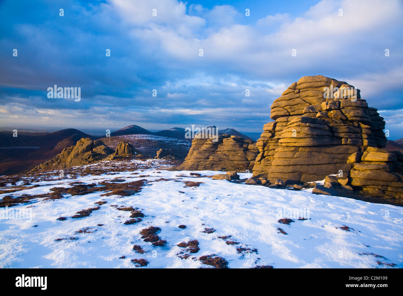 Winter Granit Aufgabenbereiche auf Slieve Binnian, Mourne Mountains, County Down, Nordirland. Stockfoto