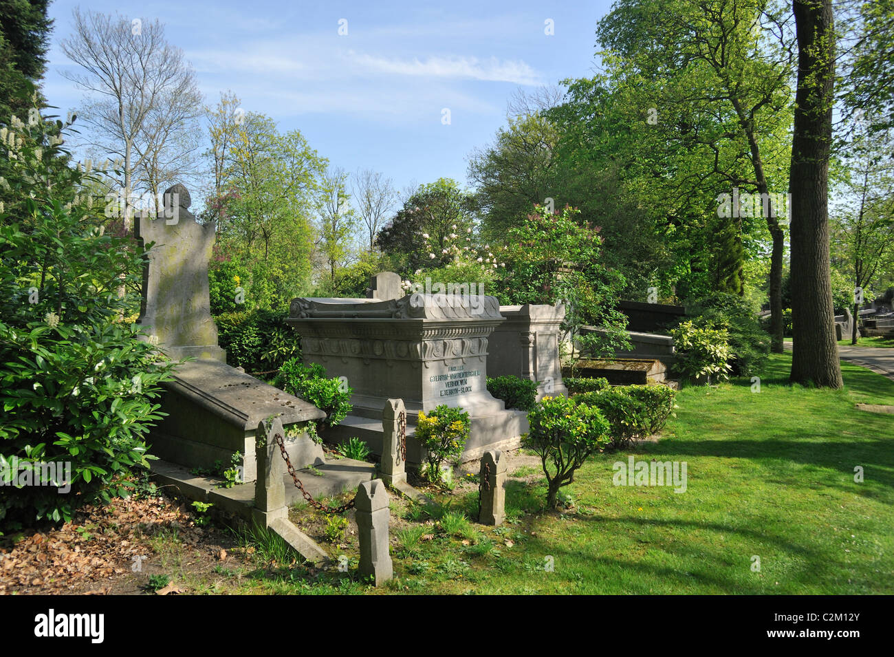 Natur am alten Friedhof der Stadt Westerbegraafplaats im Frühjahr, Gent, Belgien Stockfoto