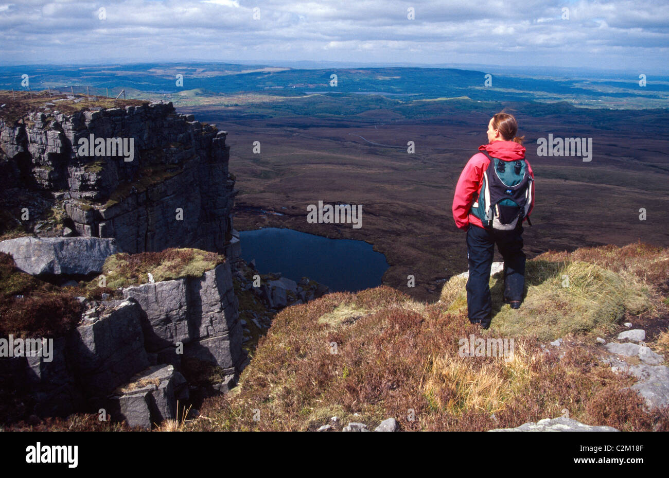 Wanderer auf dem Gipfel des Cuilcagh Berg, Grafschaft Fermanagh, Nordirland. Stockfoto