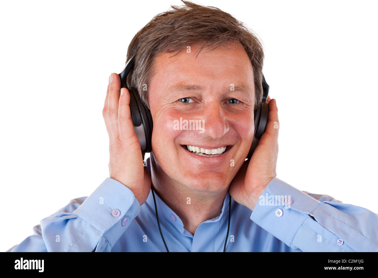Senior mit grauen Haare mit Kopfhörer, MP3-Musik hören. Isoliert auf weißem Hintergrund. Stockfoto