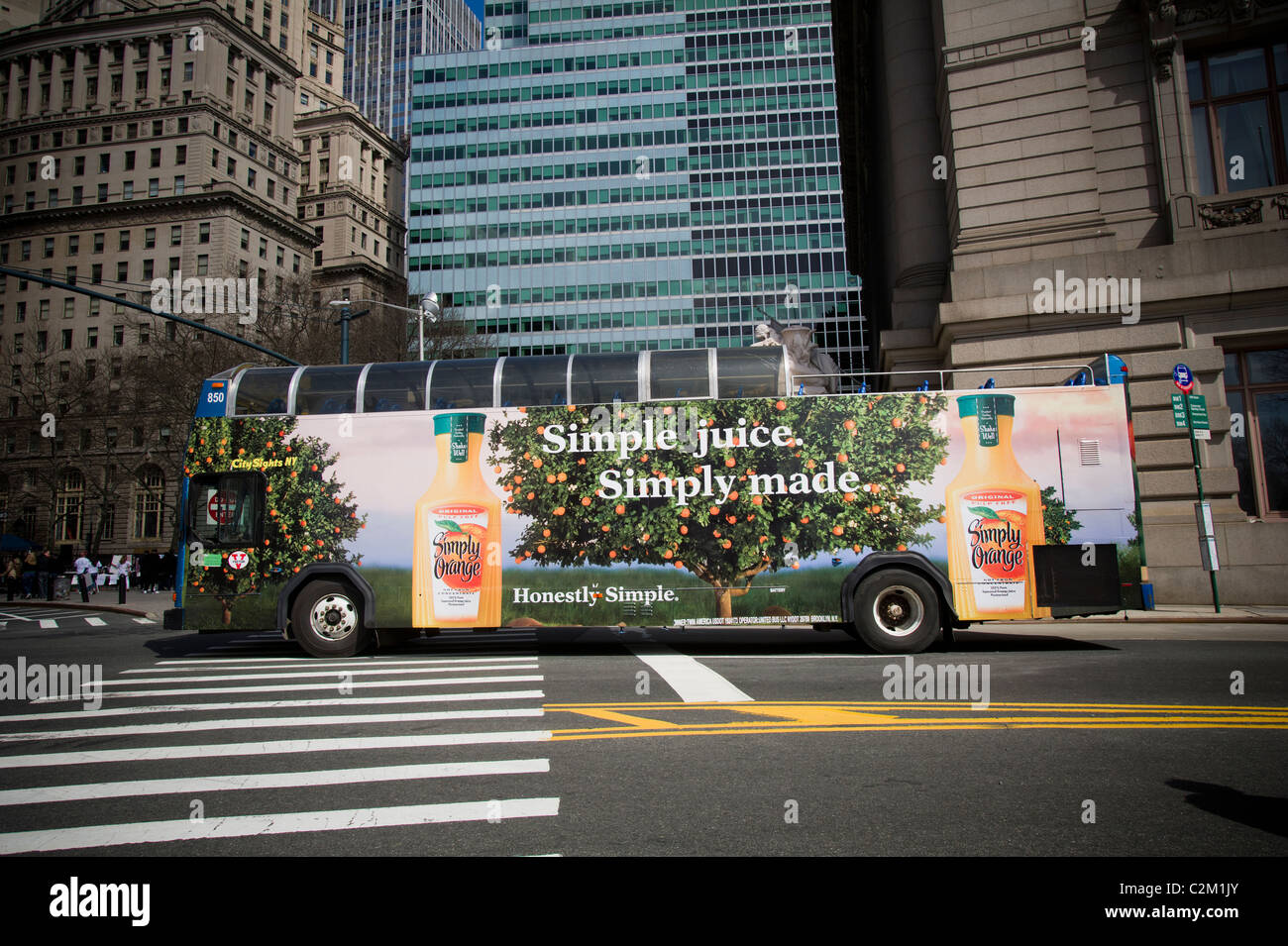 Ein Bus Verpackt In Einer Reklameanzeige Fur Einfach Orangensaft Ist In New York Gesehen Stockfotografie Alamy