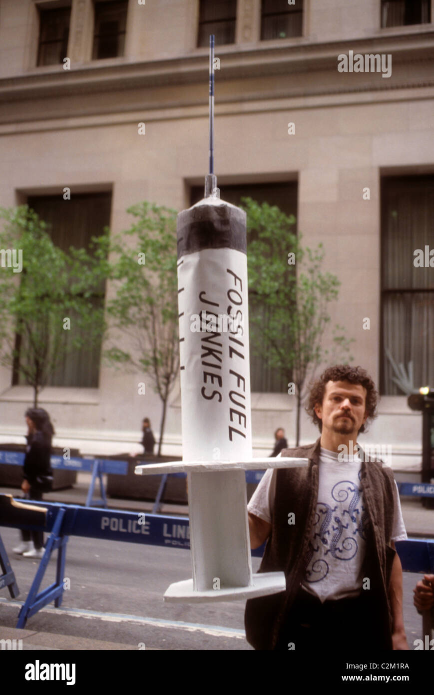 Umwelt-Aktivisten protestieren den Zustand des Planeten an der Wall Street in New York im April 1990. (© Frances M. Roberts) Stockfoto