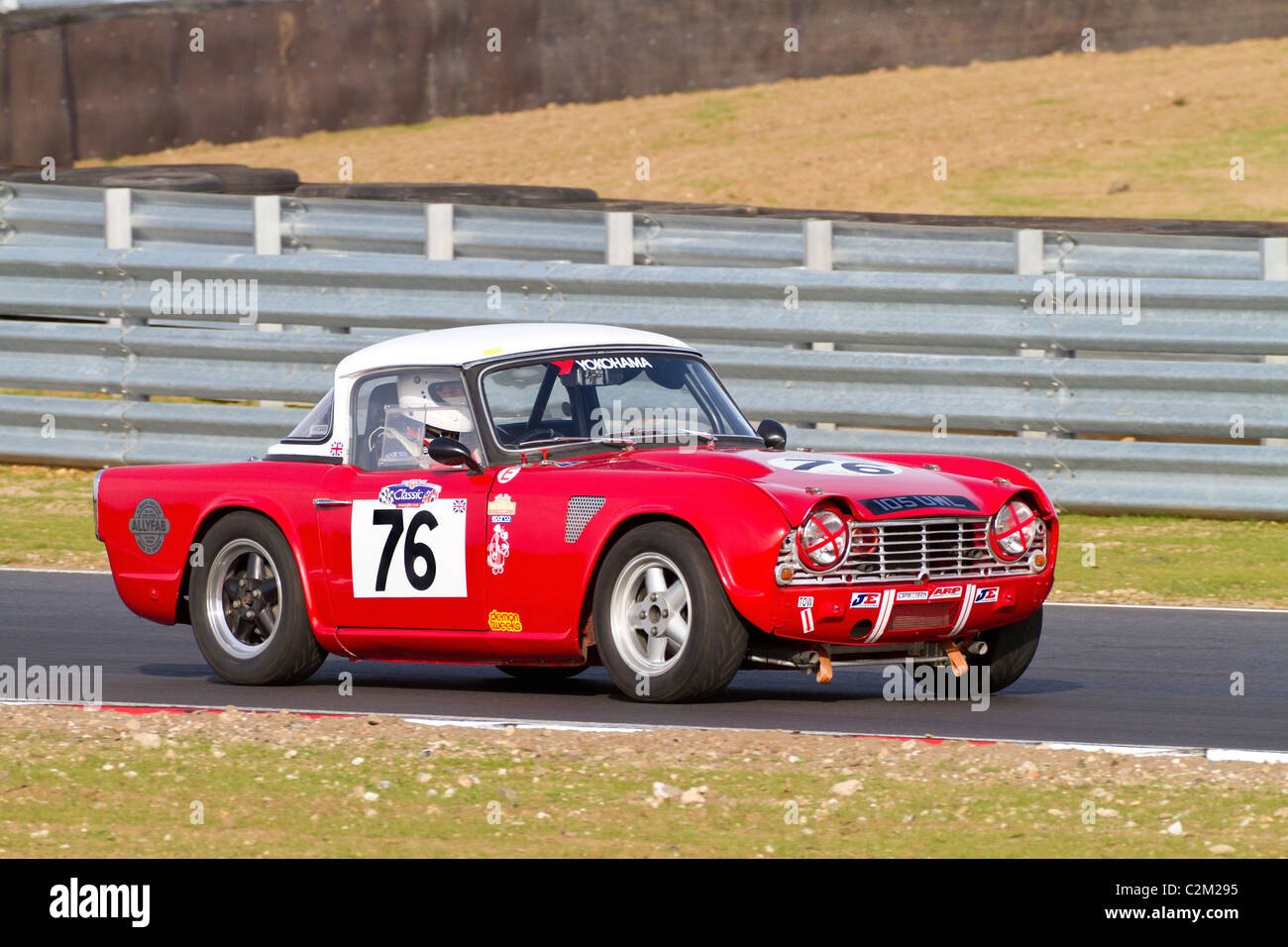 Triumph TR4 1964 mit Fahrer Kevan Hadfield während der CSCC Swinging Sixties-Serie-Rennen in Snetterton, Norfolk, Großbritannien. Stockfoto