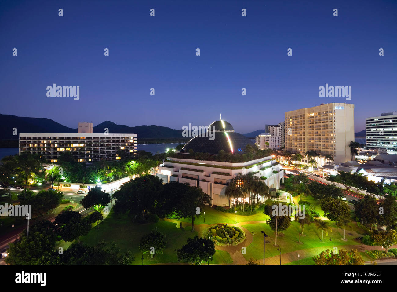 Die Skyline der Stadt einschließlich Hilton Hotel, Reef Hotel Casino und Sebel nachts beleuchtet. Cairns, Queensland, Australien Stockfoto