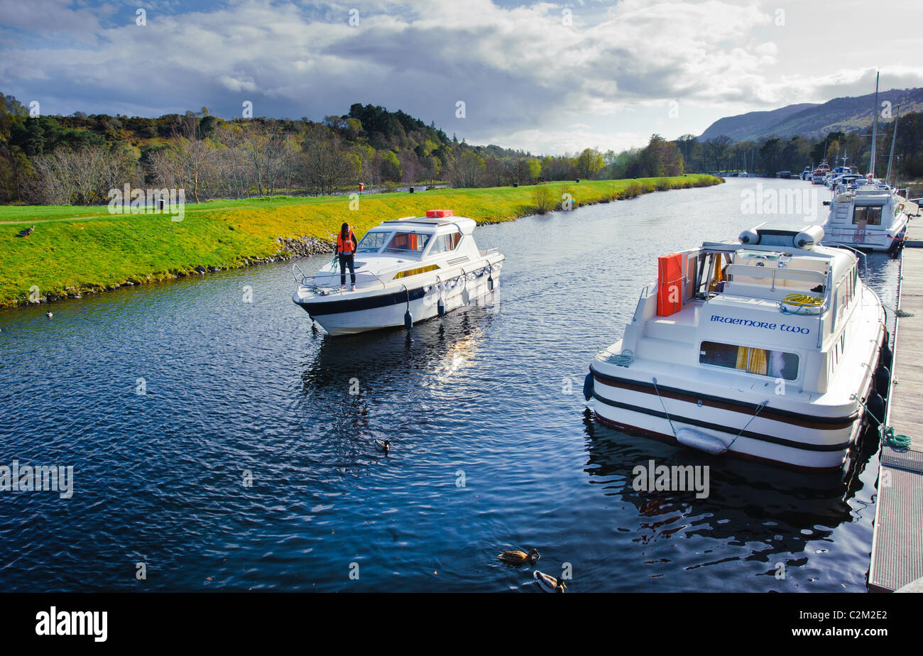 Cabin-Cruiser nähert sich es ist auf dem Caledonian Canal bei Dochgarroch, Inverness-Shire festmachen. Stockfoto