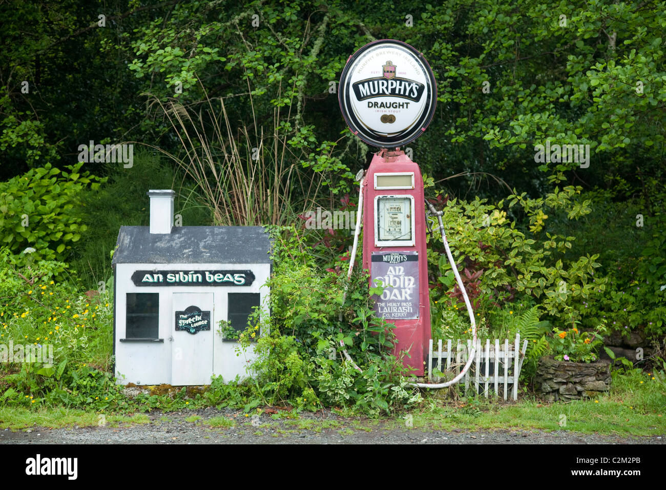 Stout auf Pumpe Laragh Dorf, Beara Halbinsel, County Kerry, Irland. Stockfoto
