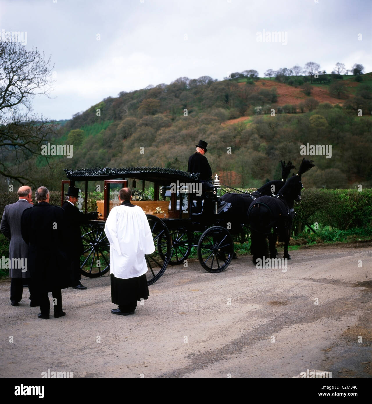 Ein Sarg mit einem walisischen Bauern auf einer Pferdekutsche durch Freunde und Familie bei einer christlichen Beerdigung Wales Großbritannien UK geladen Stockfoto