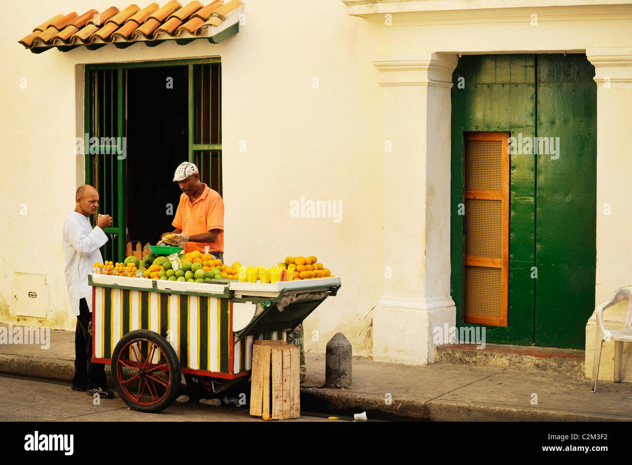 Eine lokale Mann verkaufen frisches Obst und Fruchtsäfte vorbereitet auf den Straßen von Cartagena, Kolumbien Stockfoto