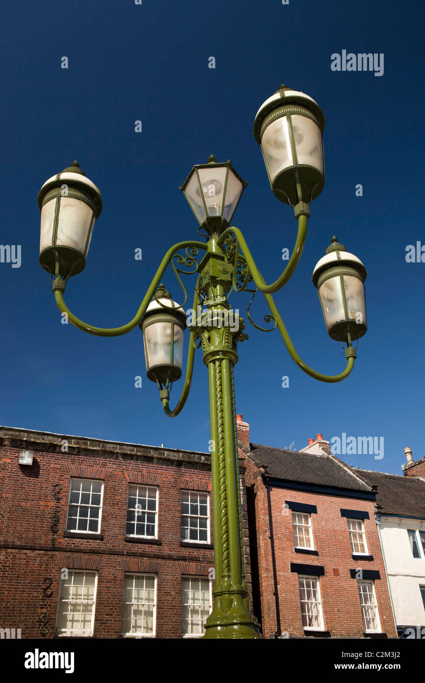 Großbritannien, England, Staffordshire, Lauch, Stadtzentrum, Marktplatz, vier Lampe aus Gusseisen Straßenlaterne Stockfoto