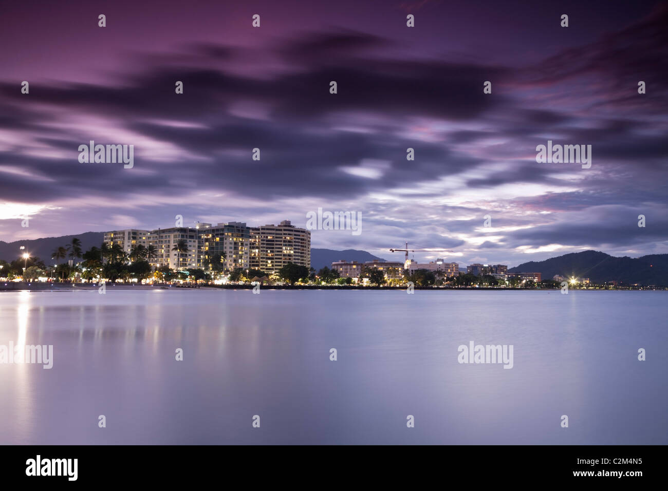 Blick auf die Promenade und Stadt Skyline in der Abenddämmerung. Cairns, Queensland, Australien Stockfoto