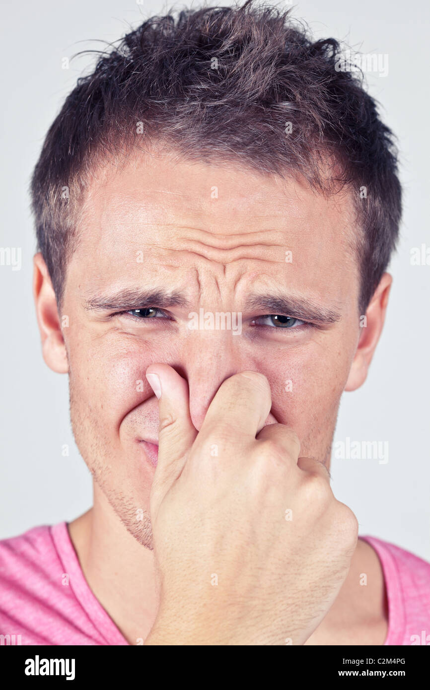 Man deckt Nase wegen schlechten Geruch Stockfoto