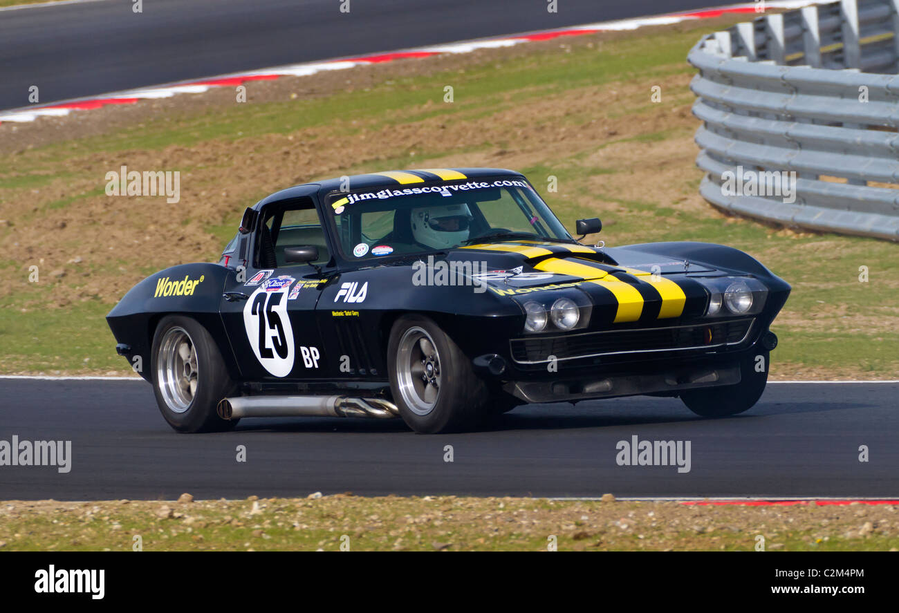 1965 Corvette Stingray während der CSCC Swinger 60er Serie Rennen in Snetterton, Norfolk, Großbritannien. Fahrer: Laurence Bailey. Stockfoto