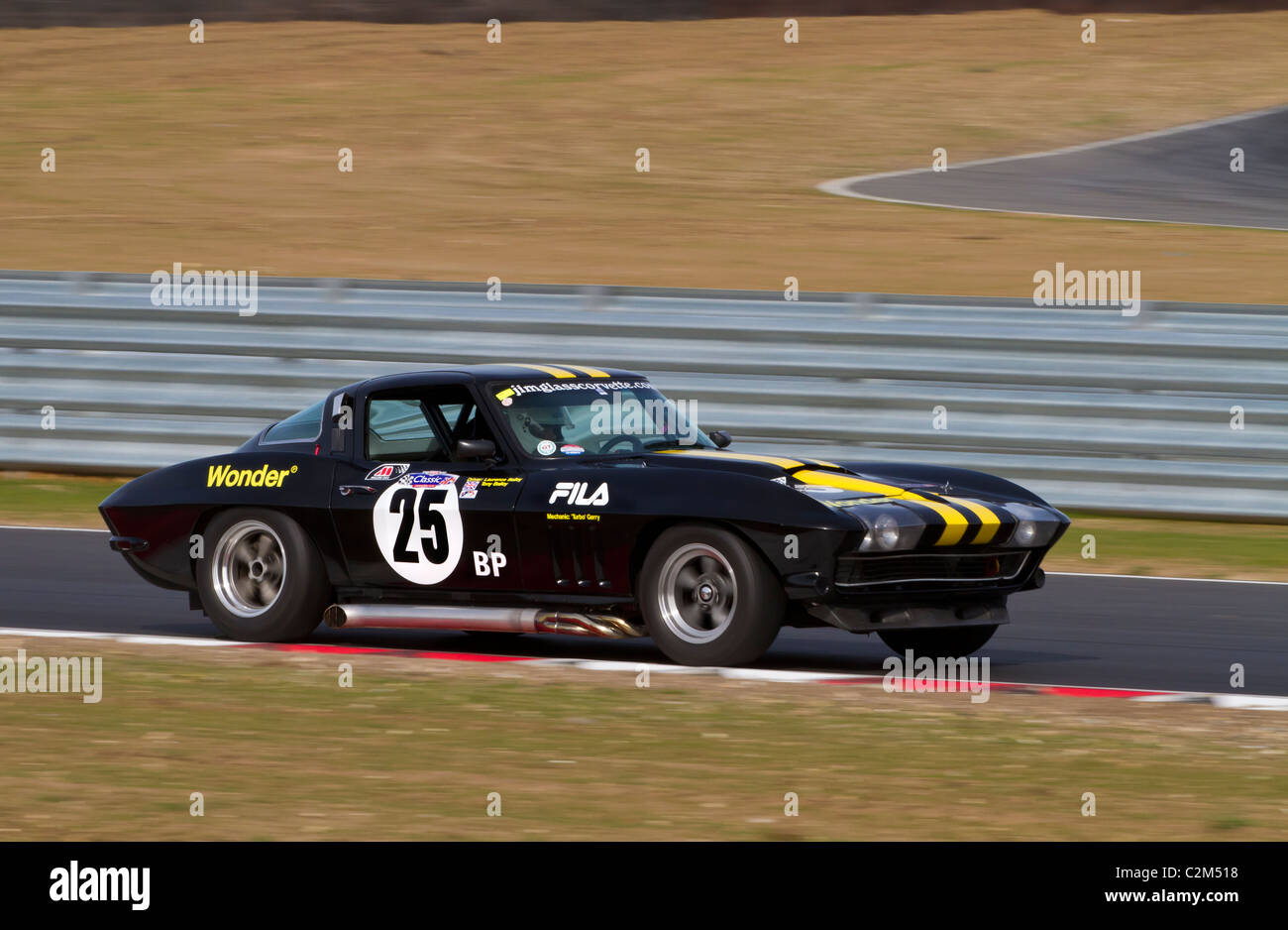 1965 Corvette Stingray während der CSCC Swinger 60er Serie Rennen in Snetterton, Norfolk, Großbritannien. Fahrer: Laurence Bailey. Stockfoto