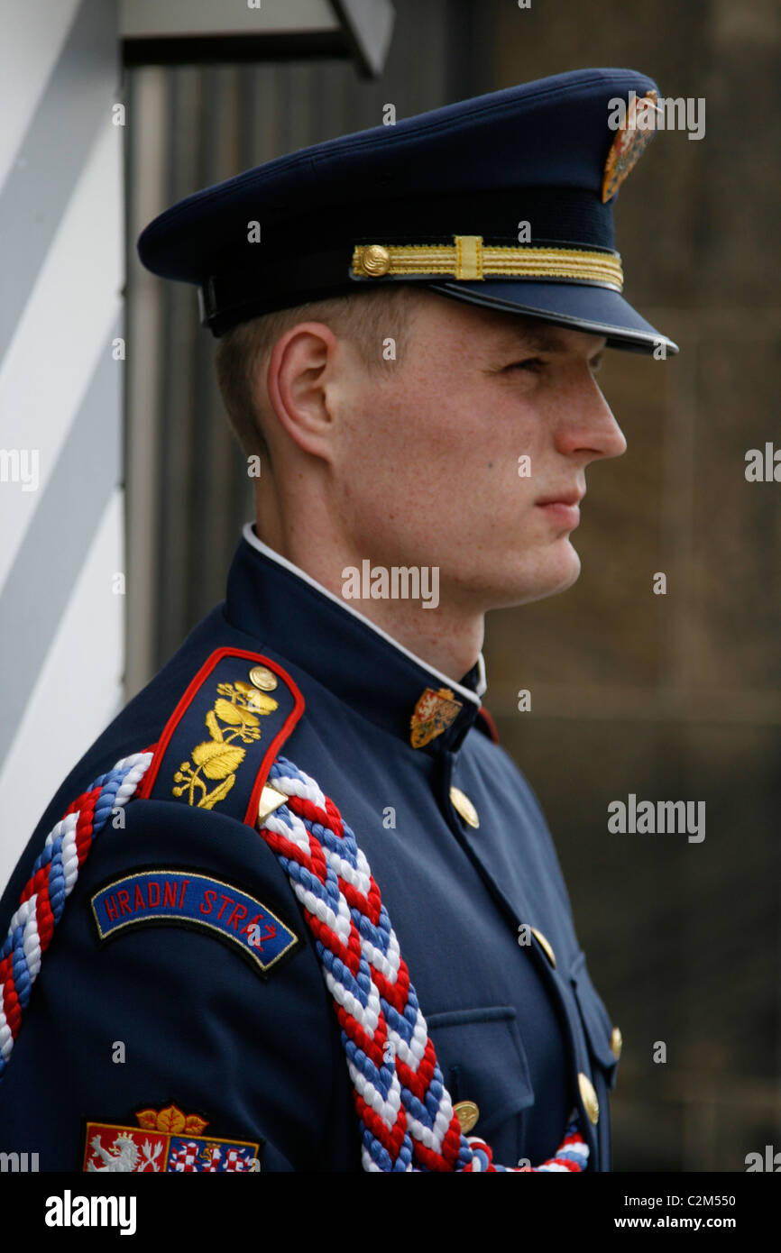 Die Burg bewachen die Aufgabe gehört zu bewachen und zu verteidigen, den Sitz des Präsidenten der Tschechischen Republik in Prag Castle, Tschechische Republik Stockfoto