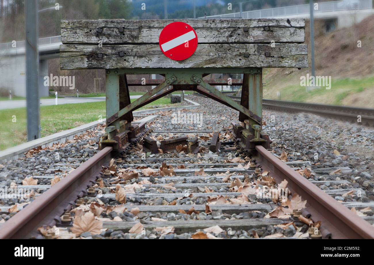 hölzerne Prellbock mit roten Stoppzeichen endet Schiene Schienen Konzept für Grenze, Begrenzung Beschränkung Grenze verboten, Ende, Stockfoto