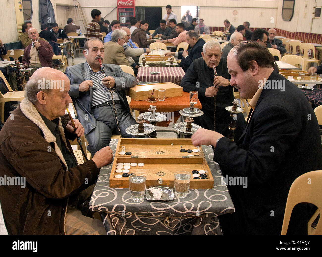 Aleppo Syrien Kaffee Tee Haus Backgammon alte Männer Stockfoto