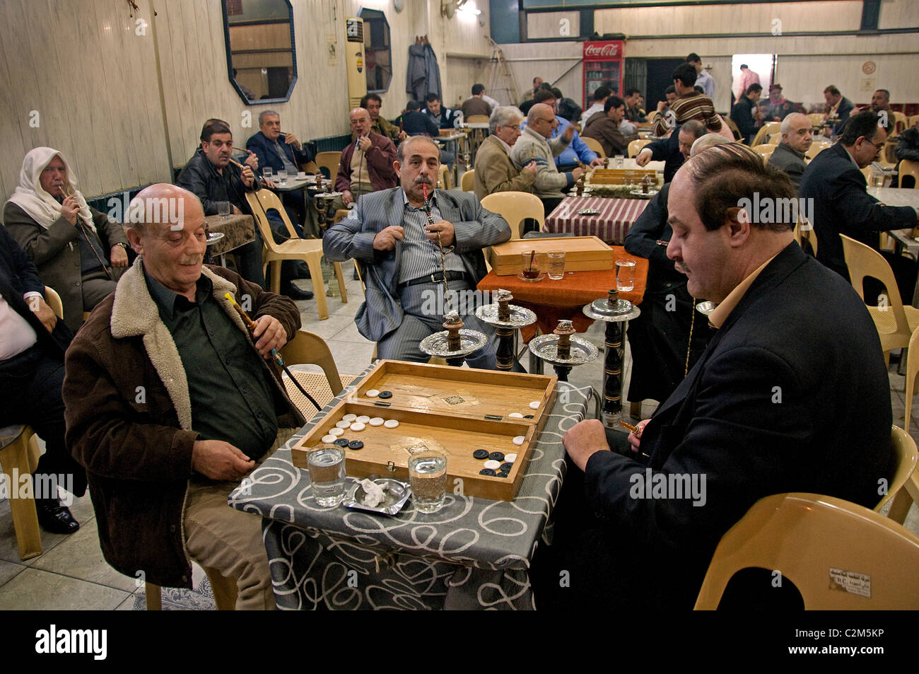 Aleppo Syrien Kaffee Tee Haus Backgammon alte Männer Stockfoto