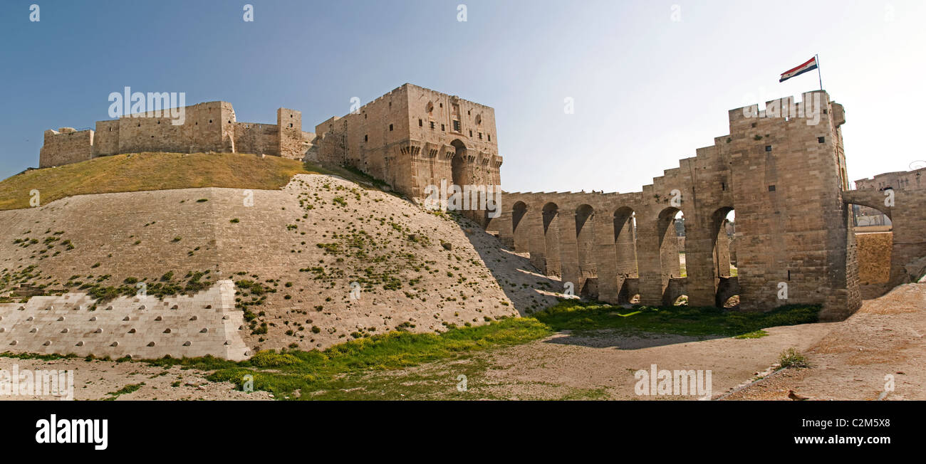 Die Zitadelle von Aleppo ist ein großer mittelalterlicher befestigter Palast im Zentrum der Altstadt von Aleppo, 3. Jahrtausend v. Chr. – 12.. Jahrhundert n. Chr. Stockfoto